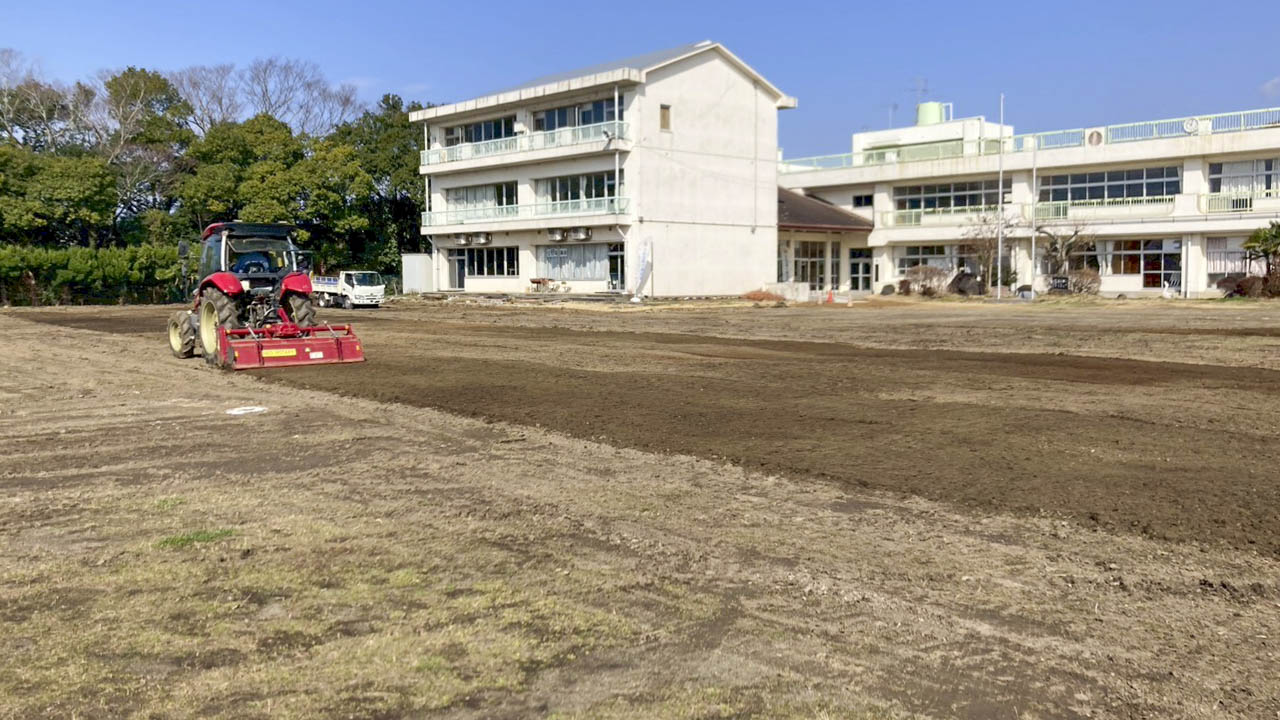 校庭に記念芝を植えよう